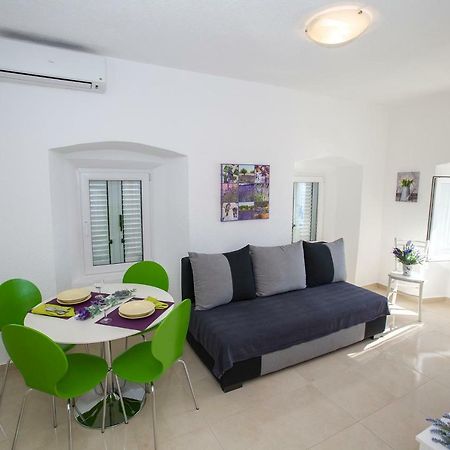 Apartmani Cindric Karlobag Bagian luar foto
