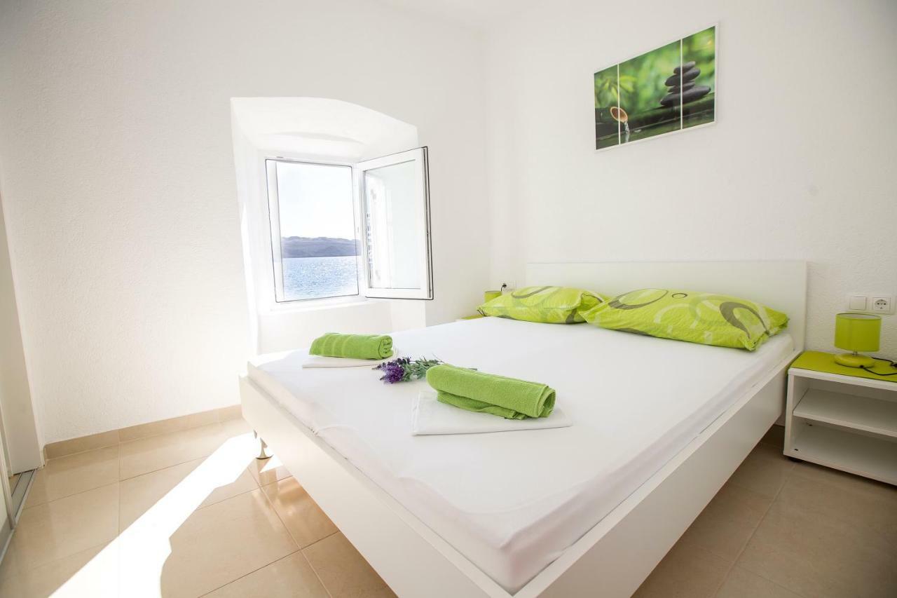 Apartmani Cindric Karlobag Bagian luar foto