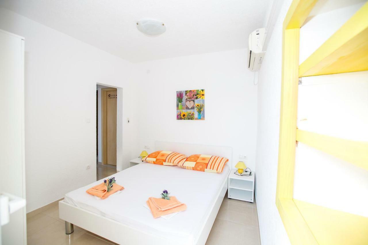 Apartmani Cindric Karlobag Bagian luar foto
