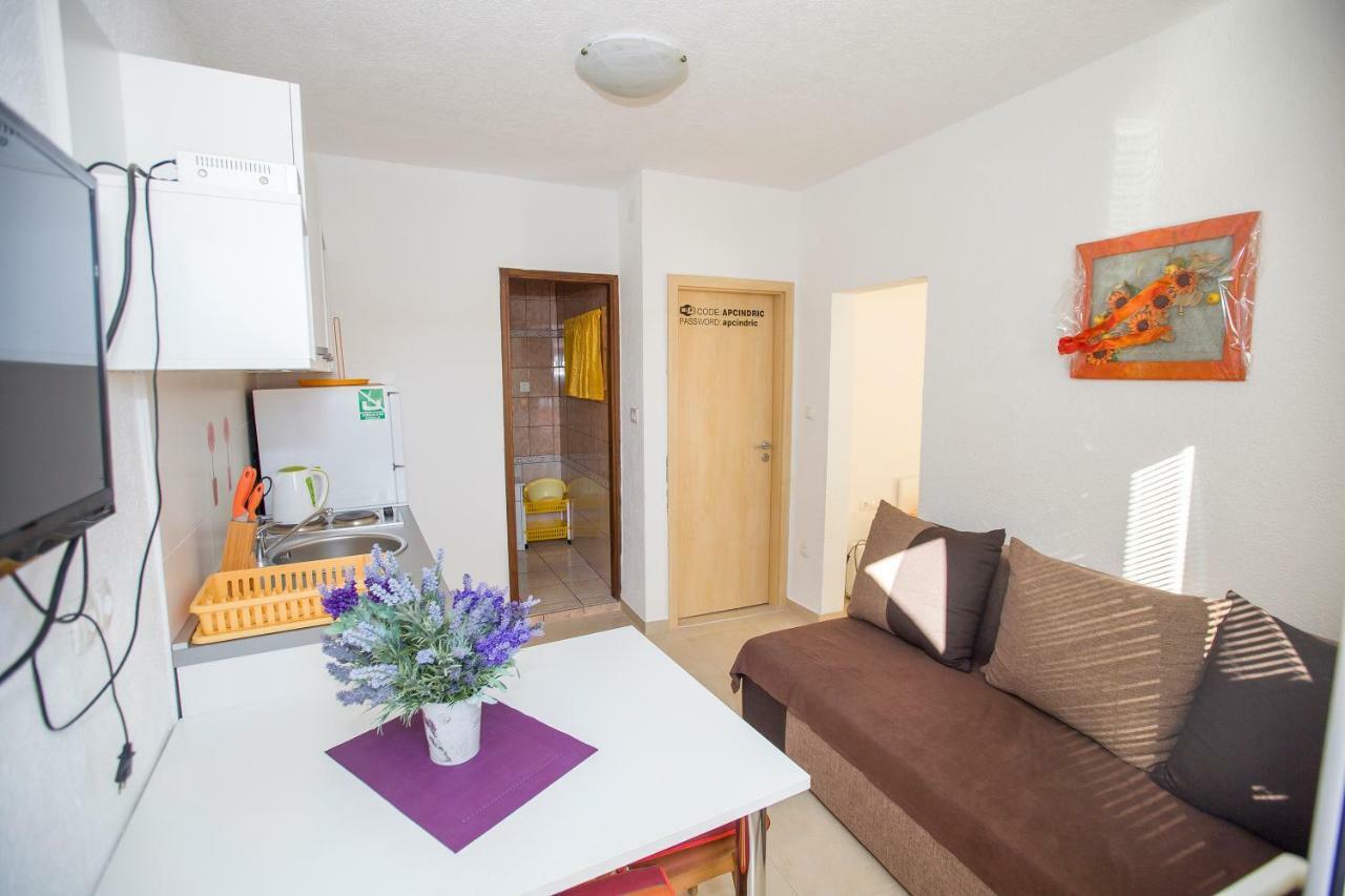 Apartmani Cindric Karlobag Bagian luar foto