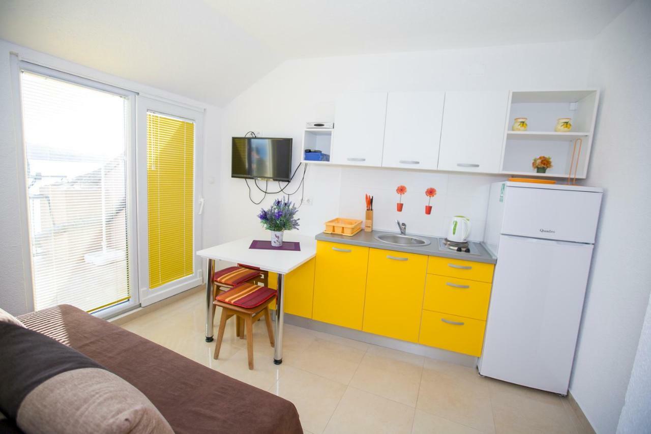 Apartmani Cindric Karlobag Bagian luar foto