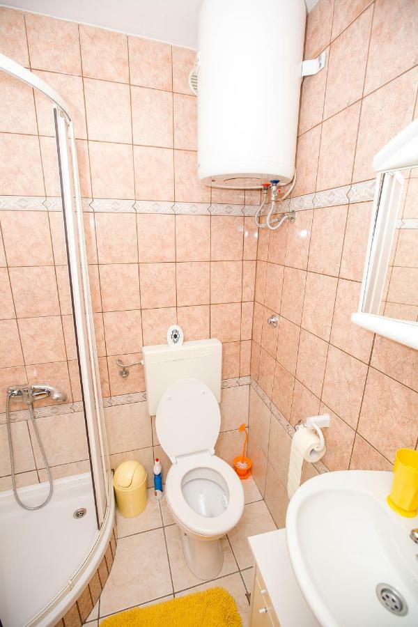 Apartmani Cindric Karlobag Bagian luar foto