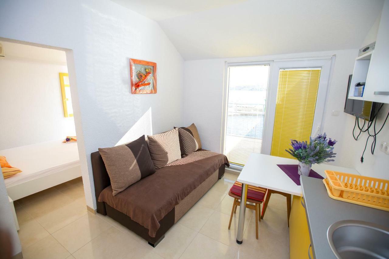 Apartmani Cindric Karlobag Bagian luar foto
